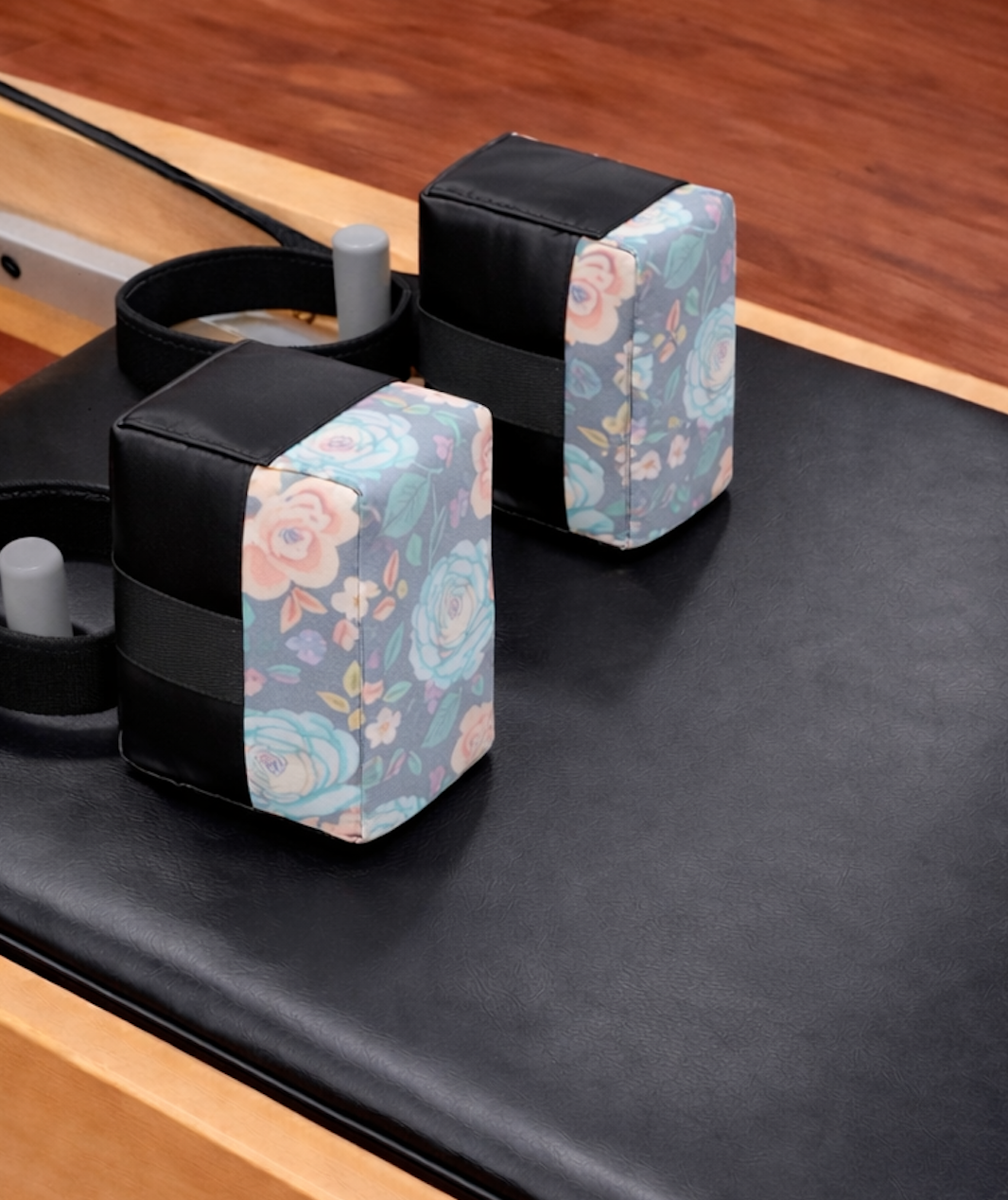 Shoulder block cushions - Indy Bloom Grey